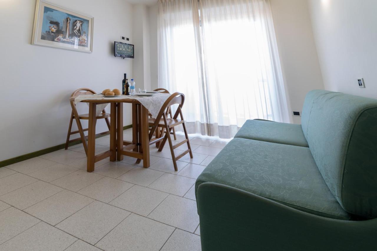 One-Bedroom Apartment Balcony,1089729999:JPEG