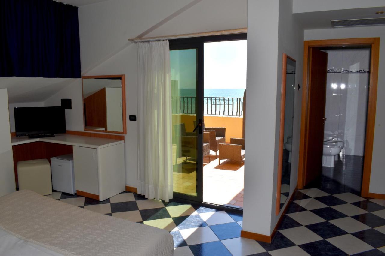 Family Room Balcony,1409284391:JPEG