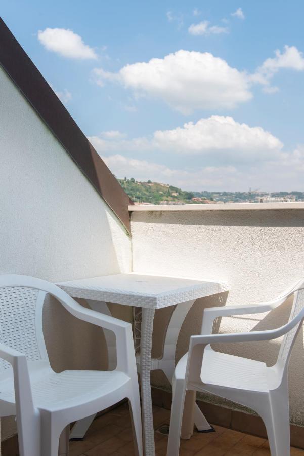 Camera Matrimoniale con Balcone e Vista Mare