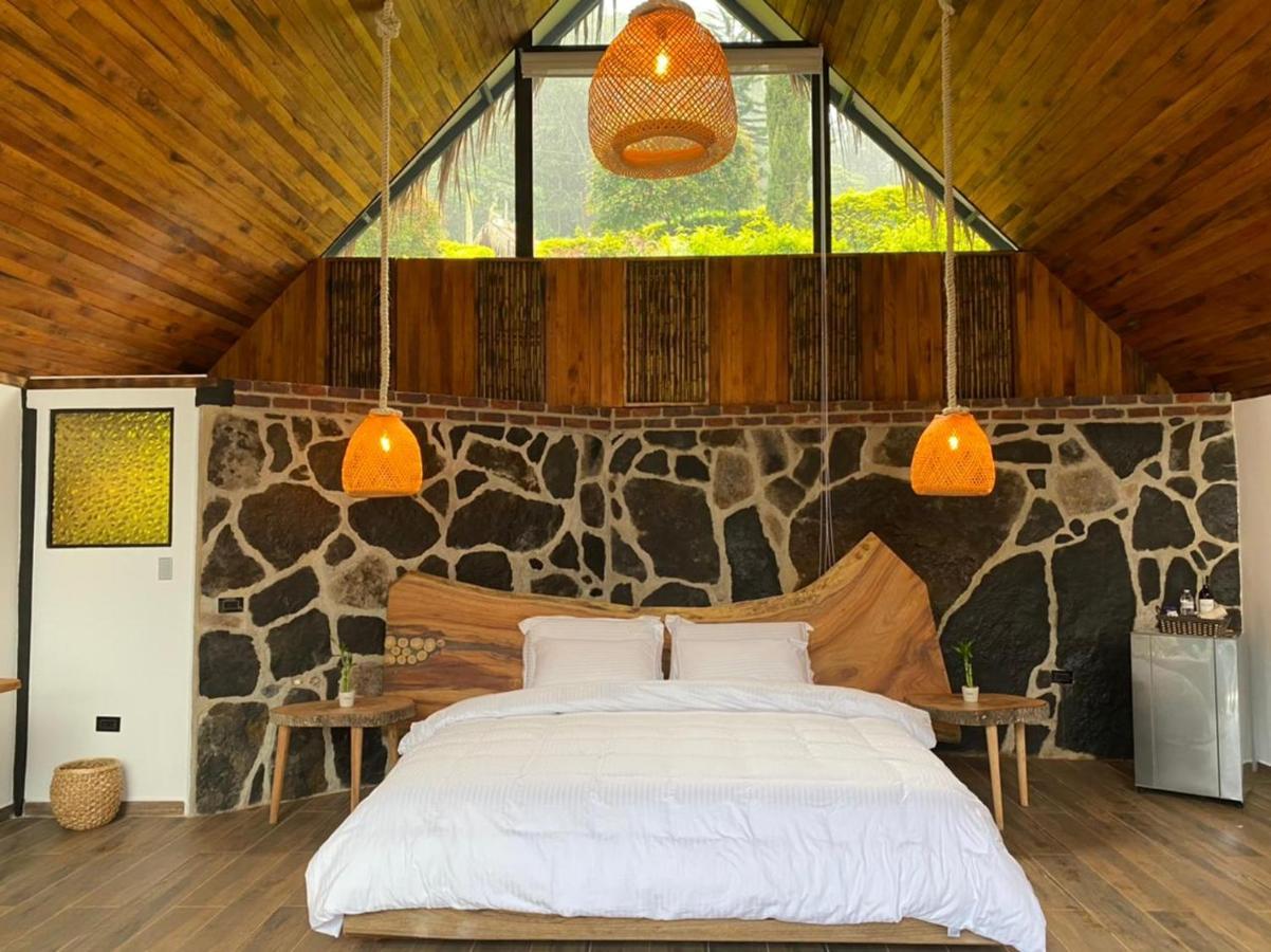 Suite con cama grande y balcón