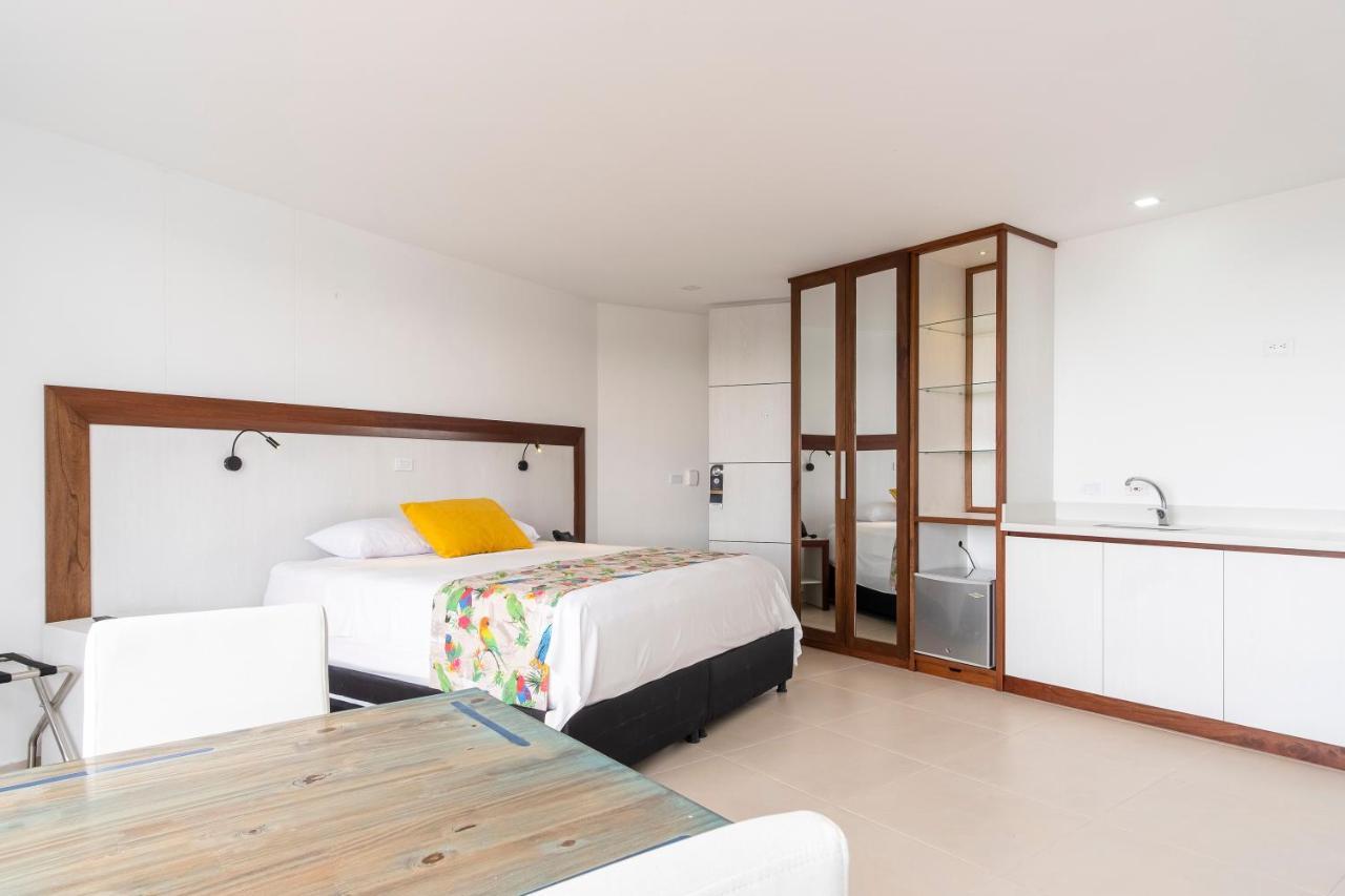 Habitación con cama extragrande y bañera de hidromasaje