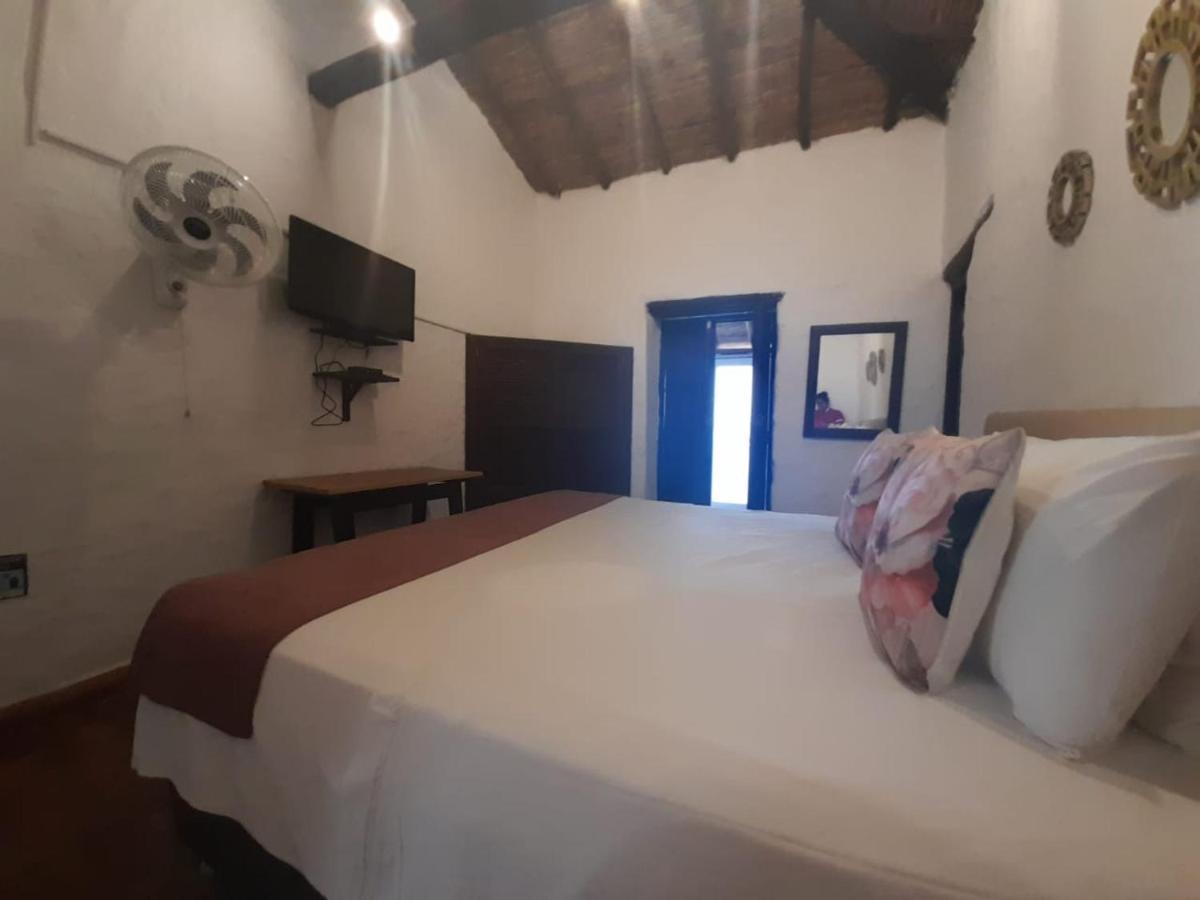 Habitación con cama grande y bañera de hidromasaje
