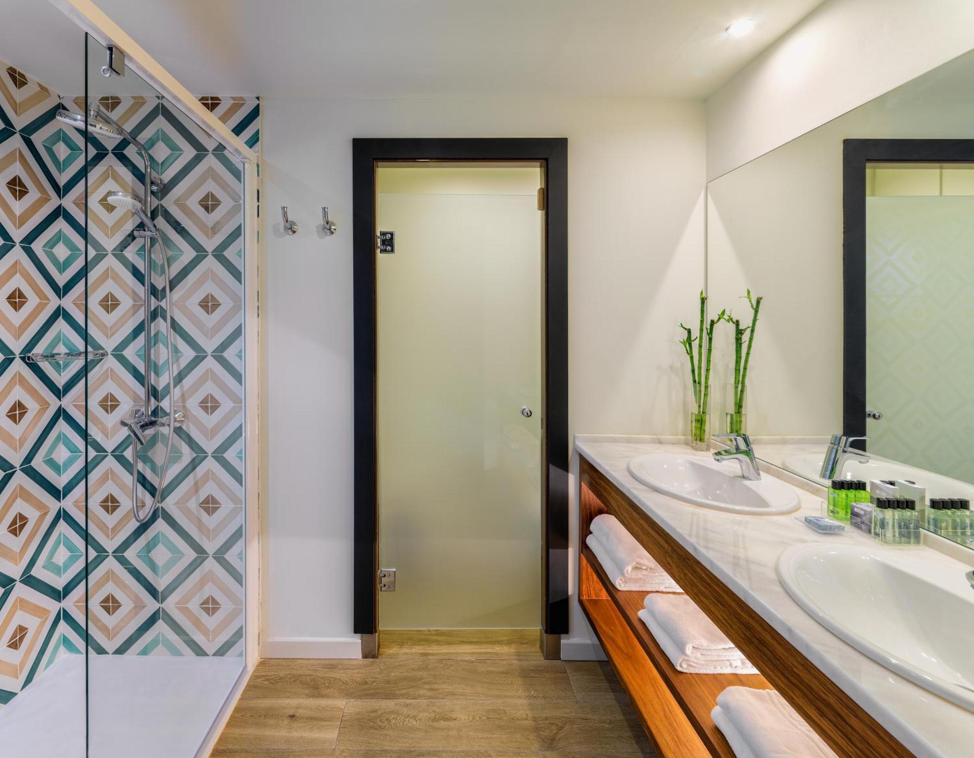 Habitación Superior con vistas a la piscina (3 adultos)
