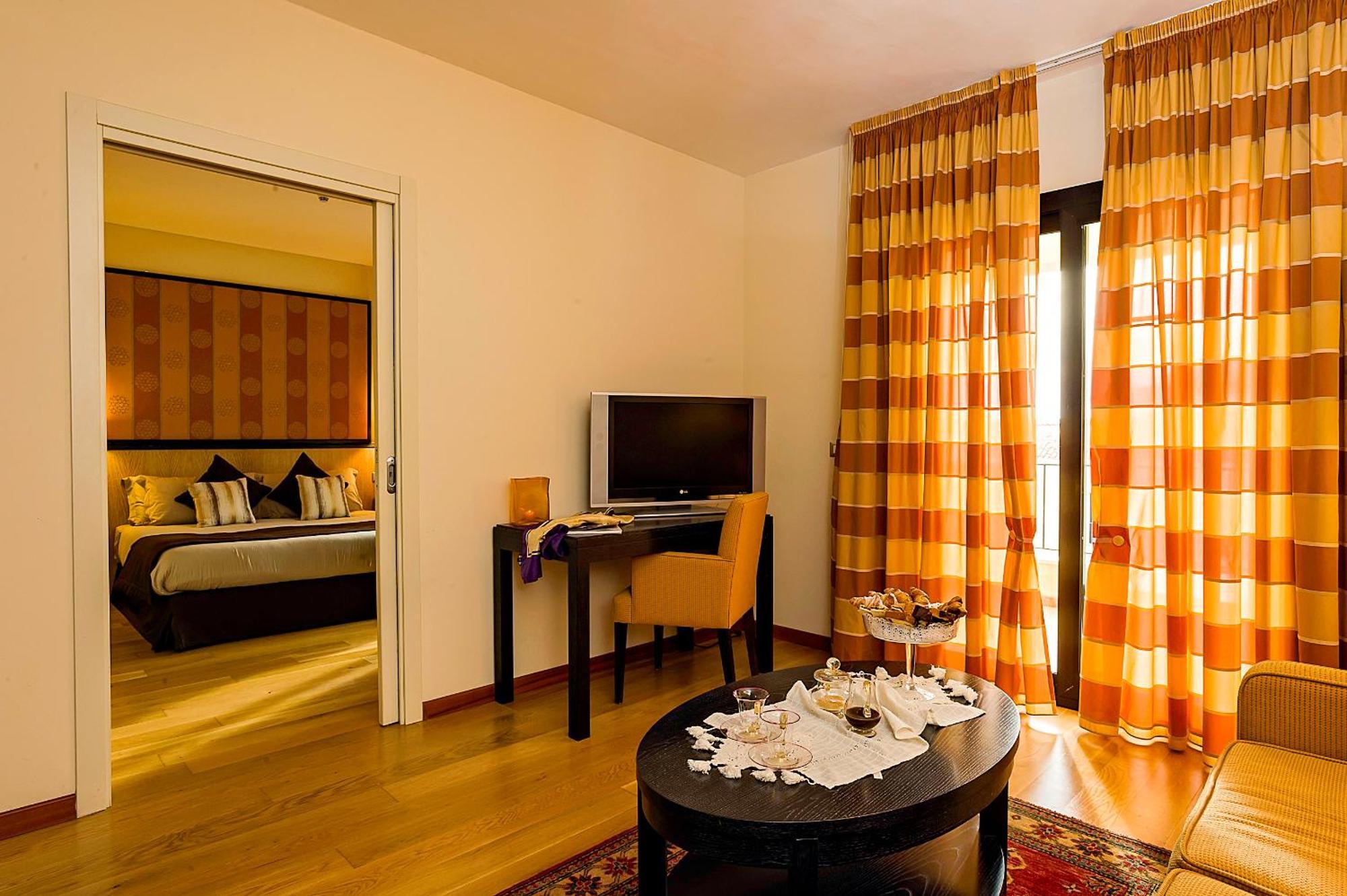 Suite,1209639385:JPEG