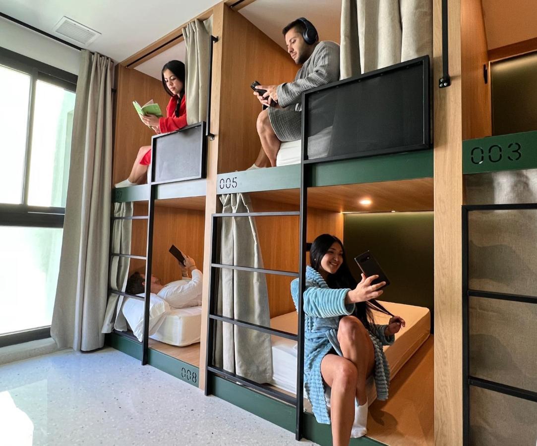 Cama en habitación compartida mixta de 18 camas con baño