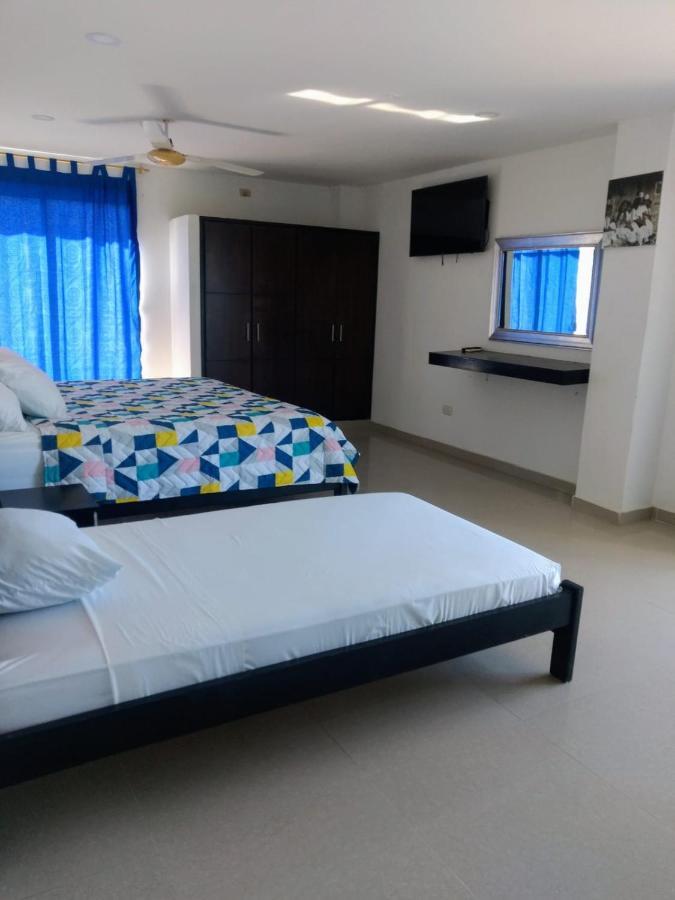 Habitación con cama extragrande y vistas al mar