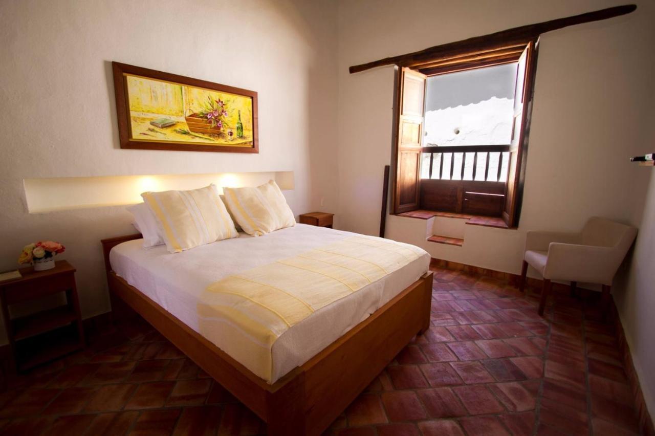 Habitación con cama extragrande.