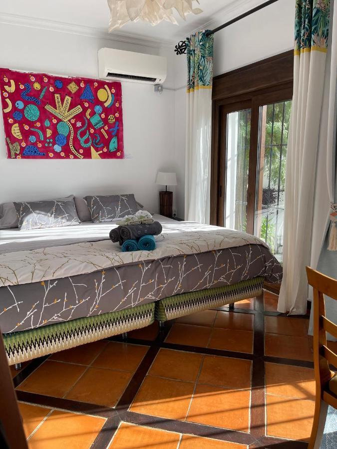 Habitación con cama extragrande y vistas a la piscina