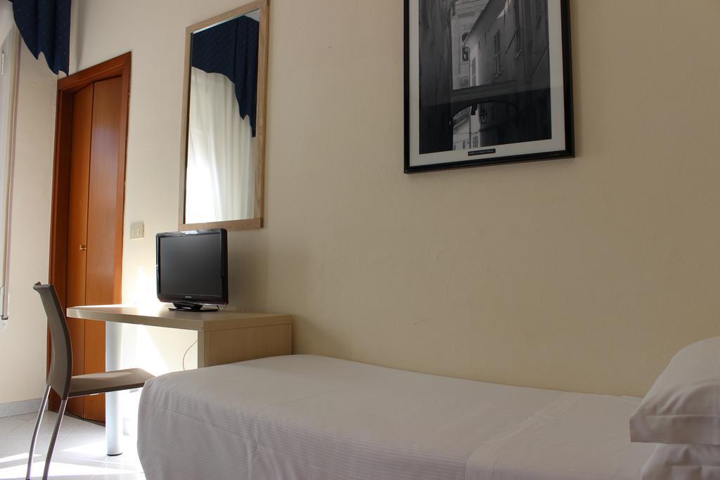 Triple Room,698951610:JPEG