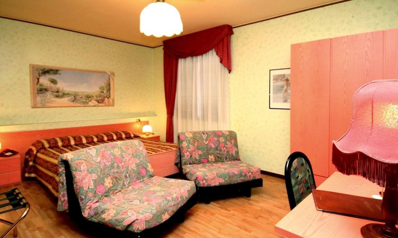 Camera Quadrupla Economy