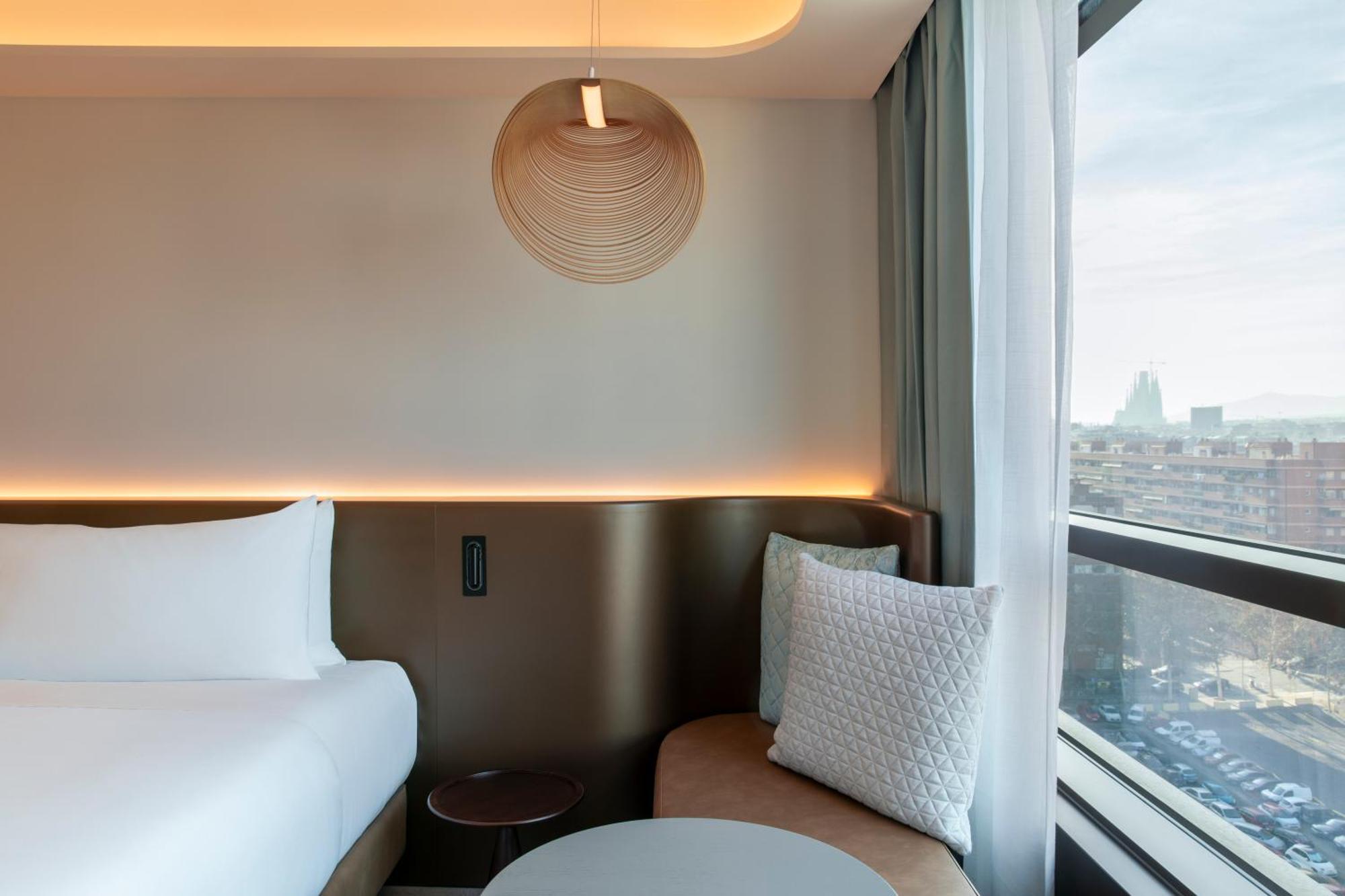 Habitación con cama extragrande y vistas a la ciudad