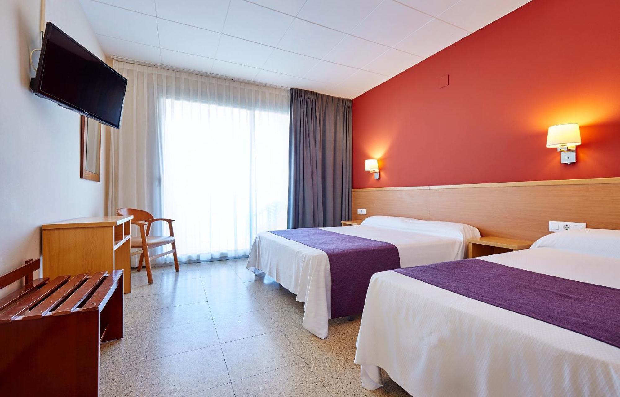 Habitación Doble Económica con cama supletoria (2 adultos + 2 niños)