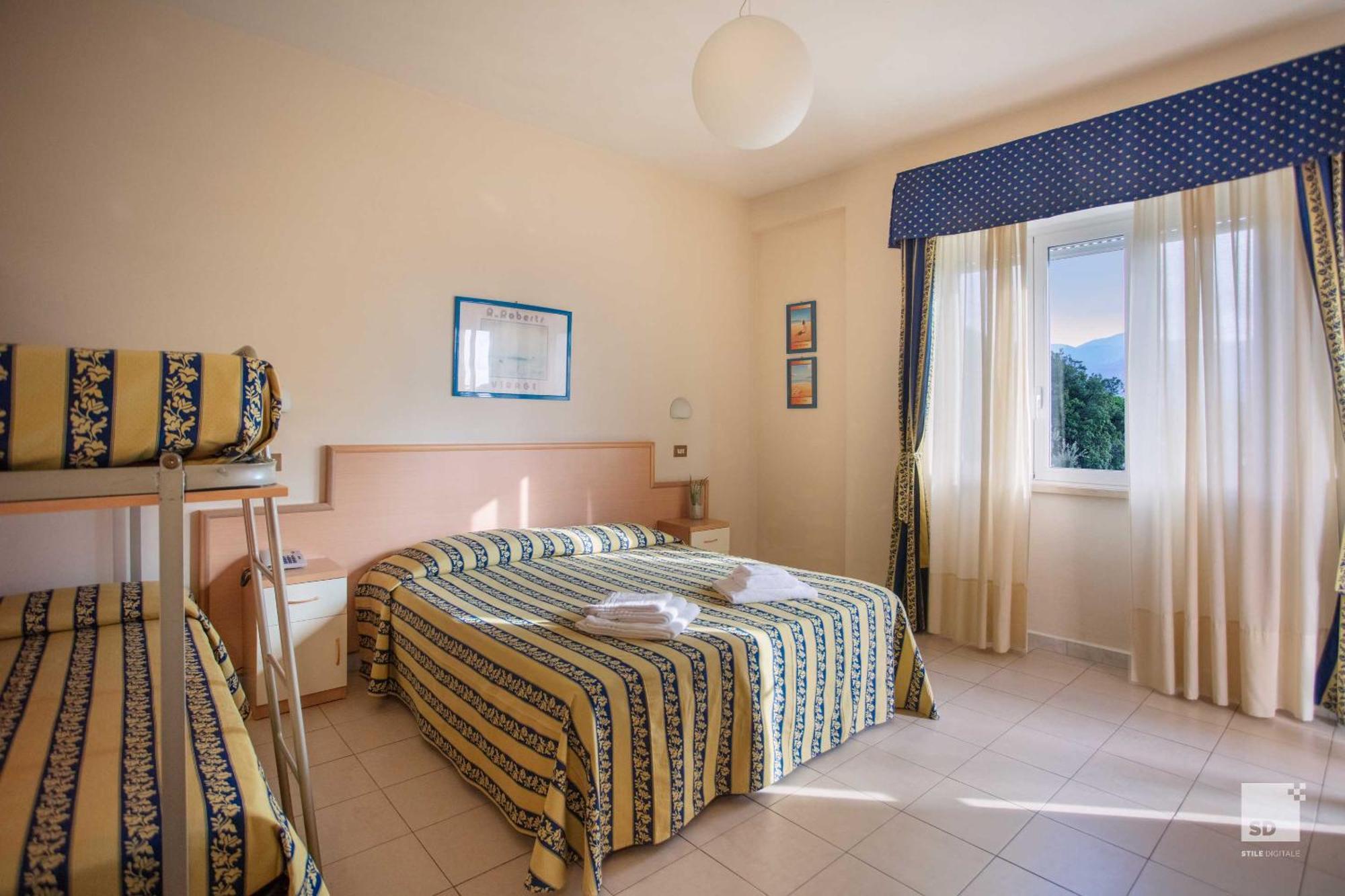Camera Familiare con Balcone (2 Adulti + 2 Bambini)