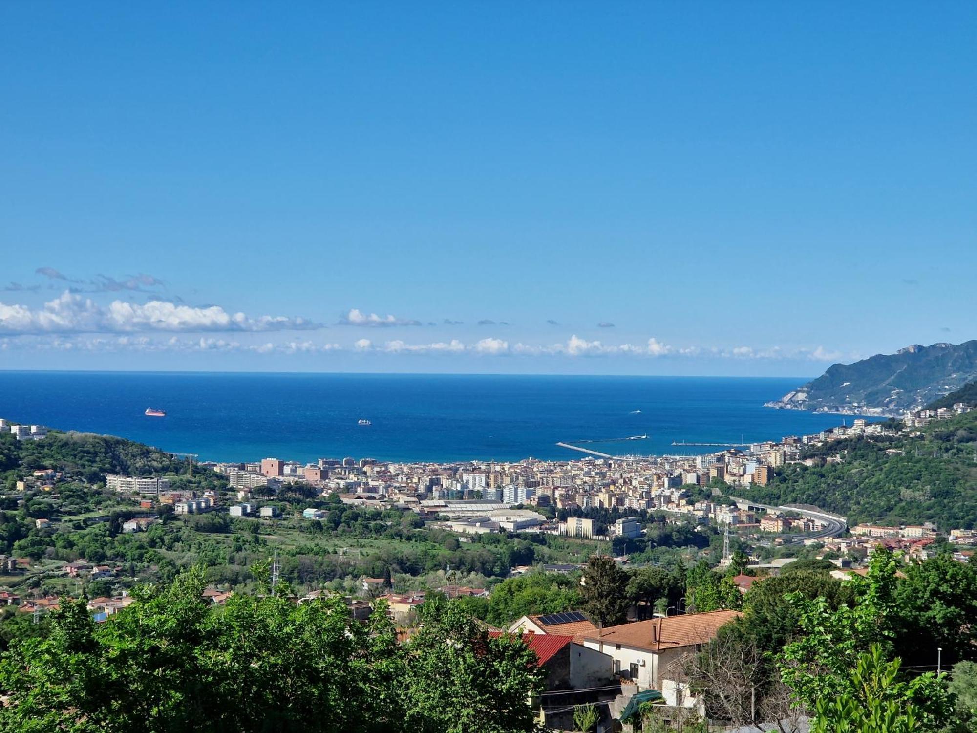 Camera Familiare con 2 Camere da Letto, Balcone e Vista Mare
