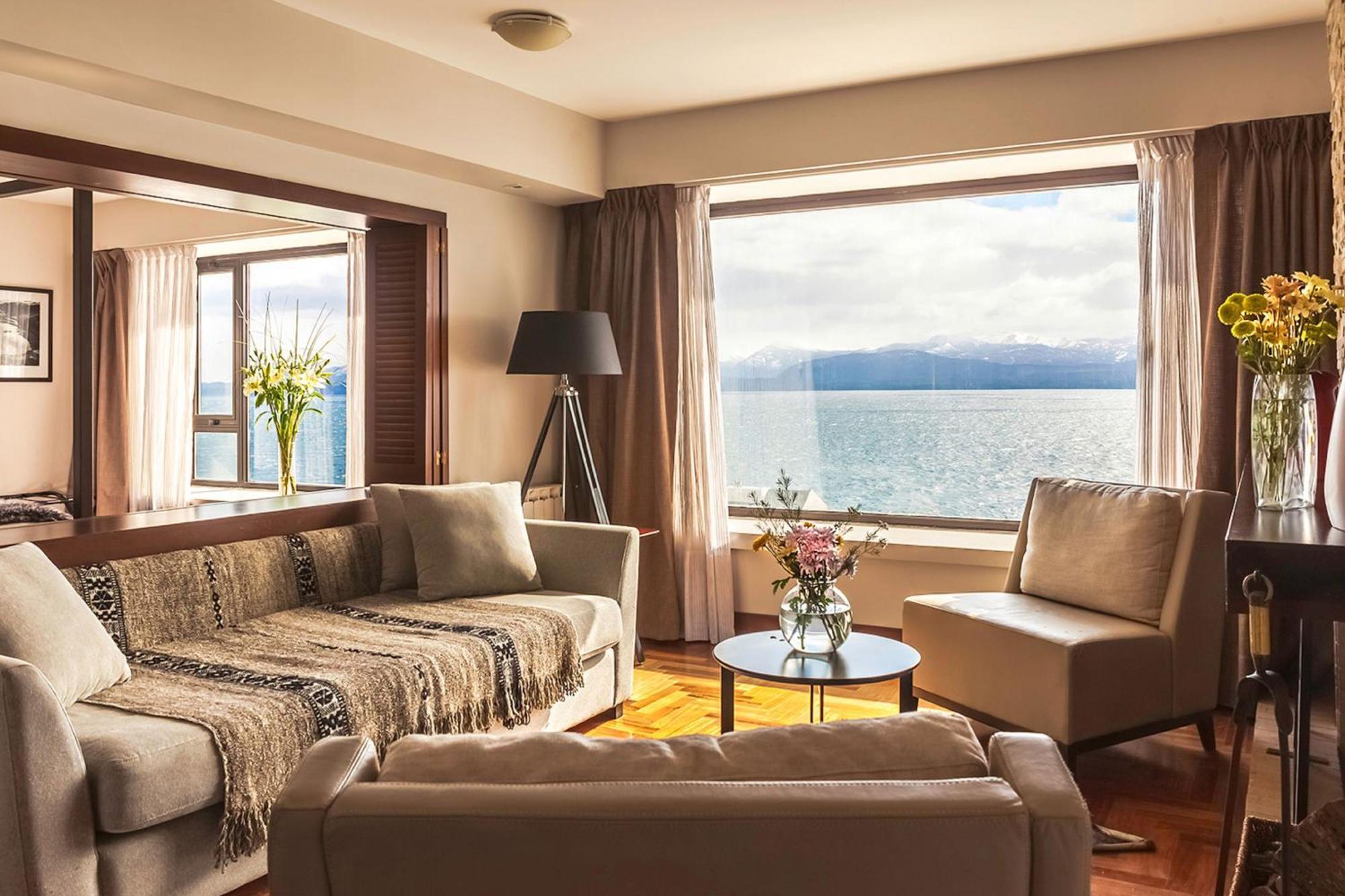Suite con 1 dormitorio, 1 cama extragrande, sofá cama y vistas al lago