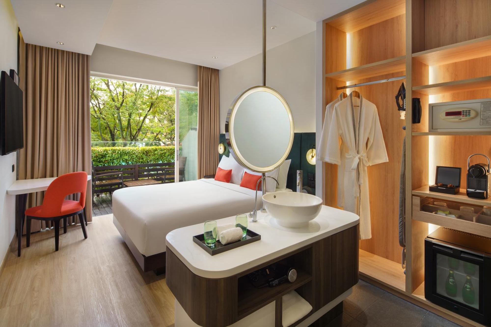 Premier Queen Room Patio & Pool Access,1603735362:JPEG
