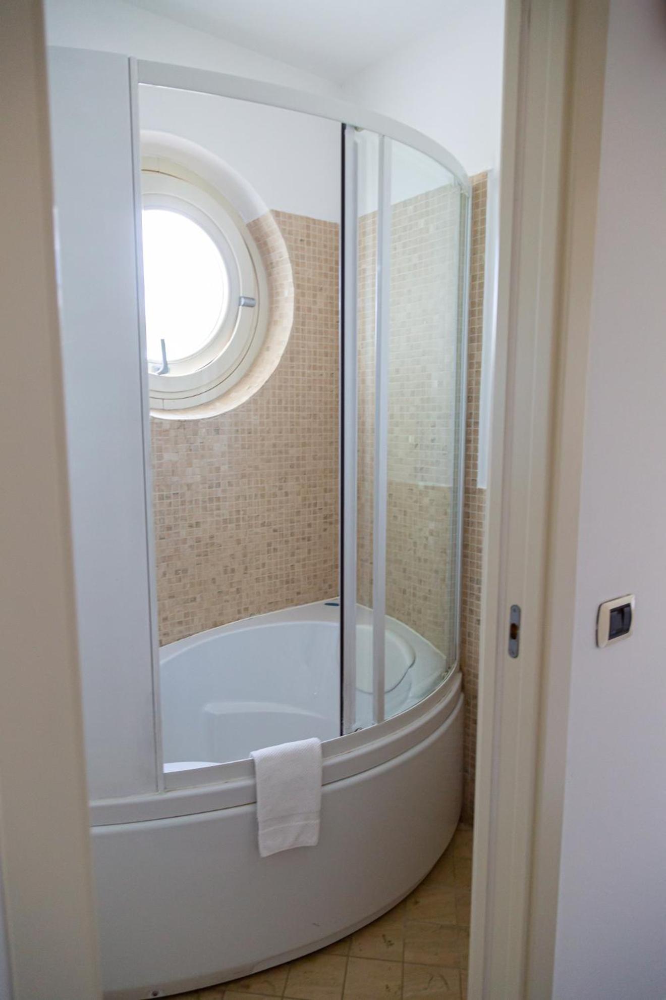 Sistemazione con 2 Camere Comunicanti e Bagno Privato