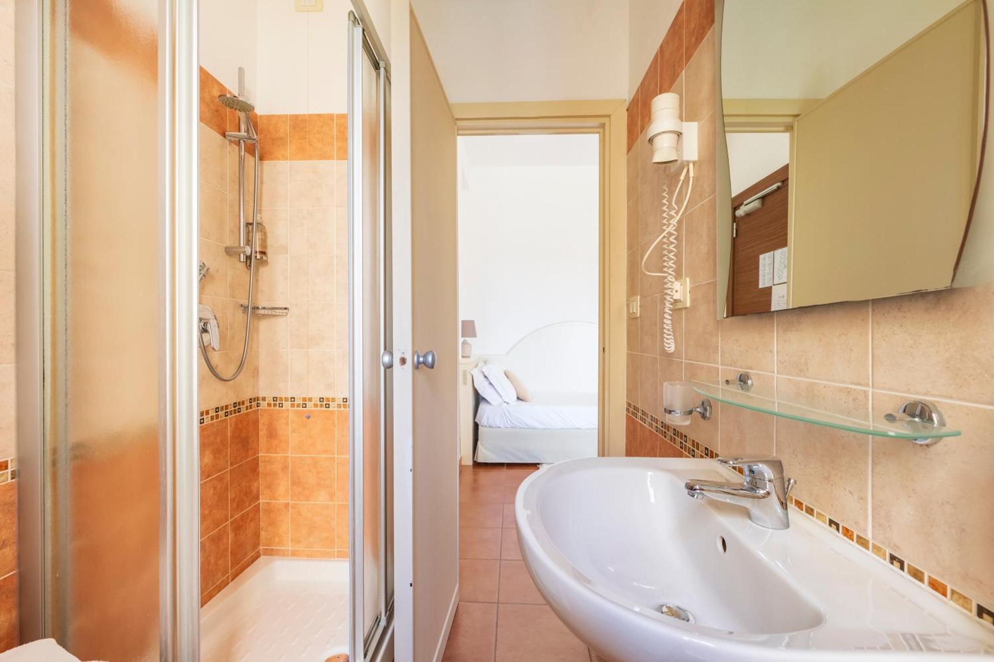 Camera Tripla Standard