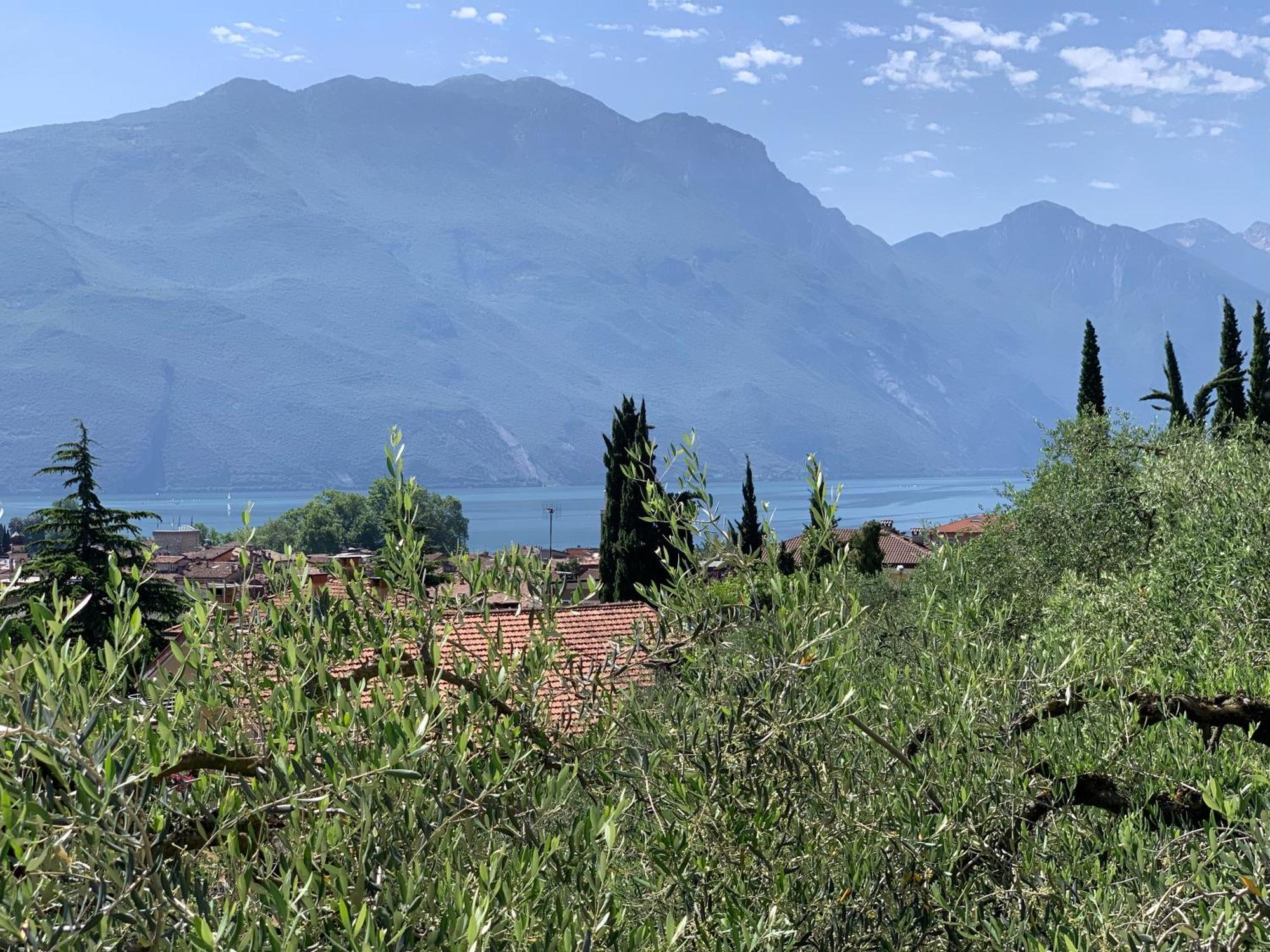 Appartamento Superior con 2 Camere da Letto, Balcone e Vista Lago