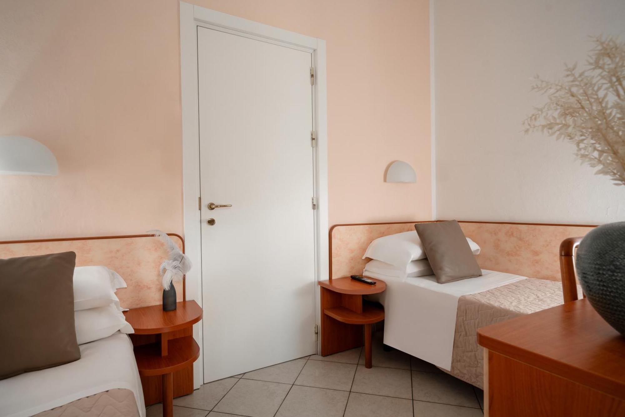 Small Twin Room,1651736539:JPEG