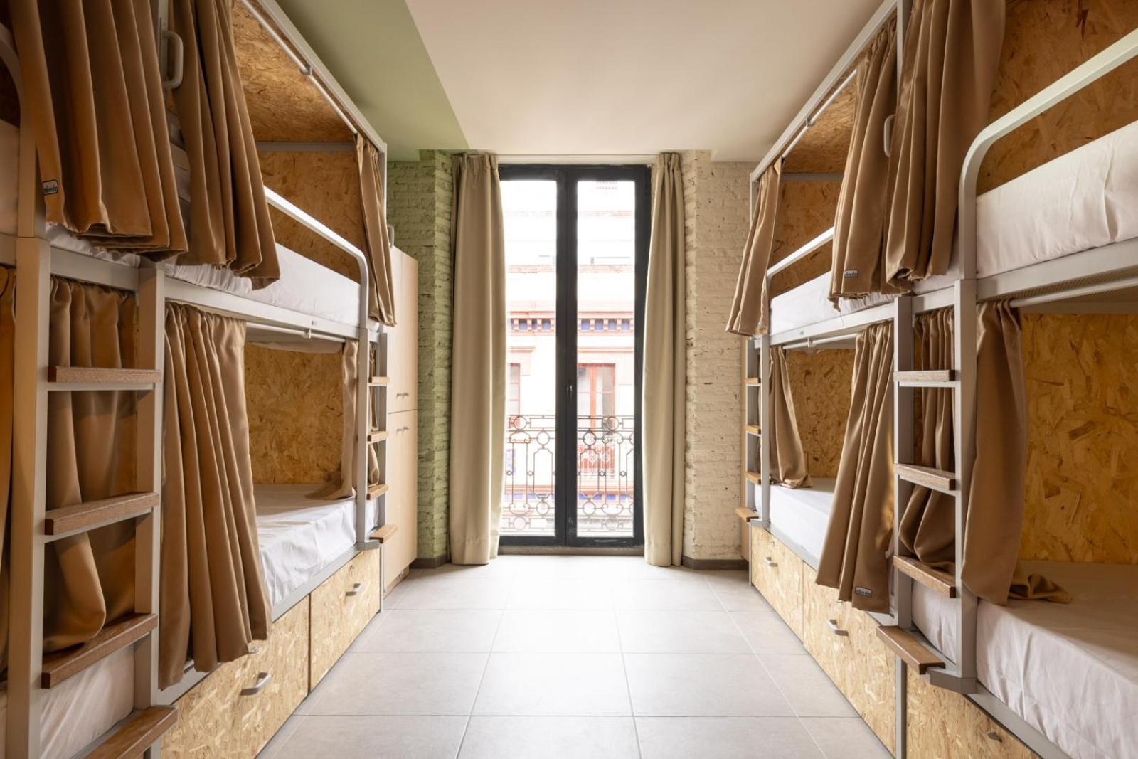 Cama en habitación compartida femenina de 8 camas