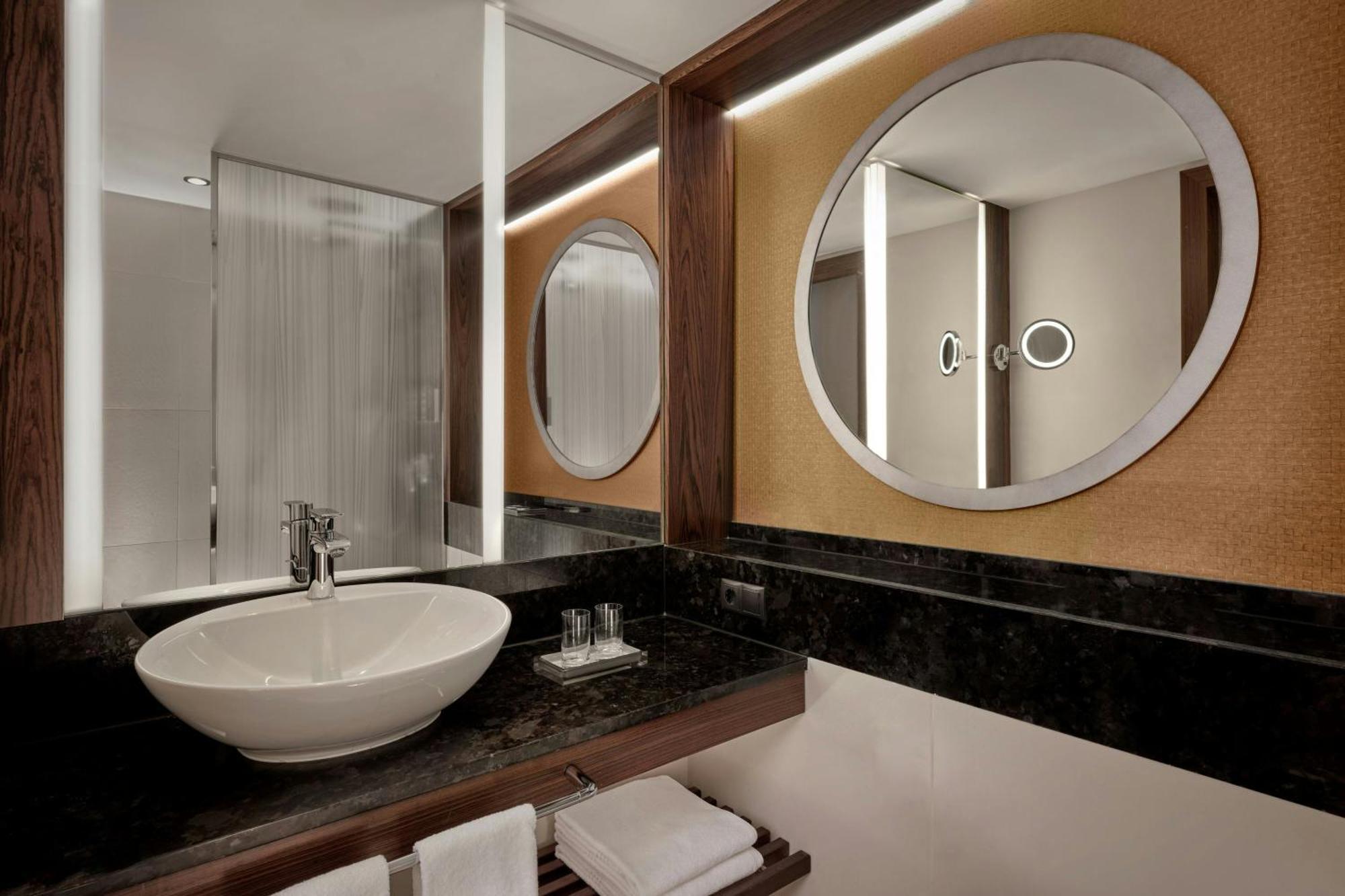 Habitación doble deluxe con cama grande y balcón