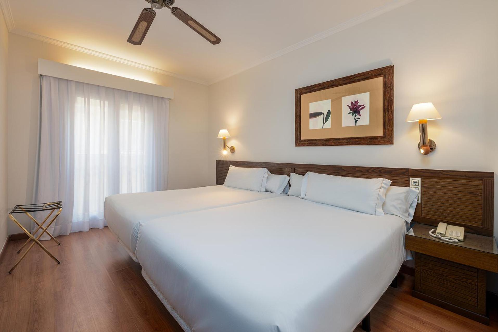 2 Habitaciones Dobles comunicadas (2 adultos + 2 niños)