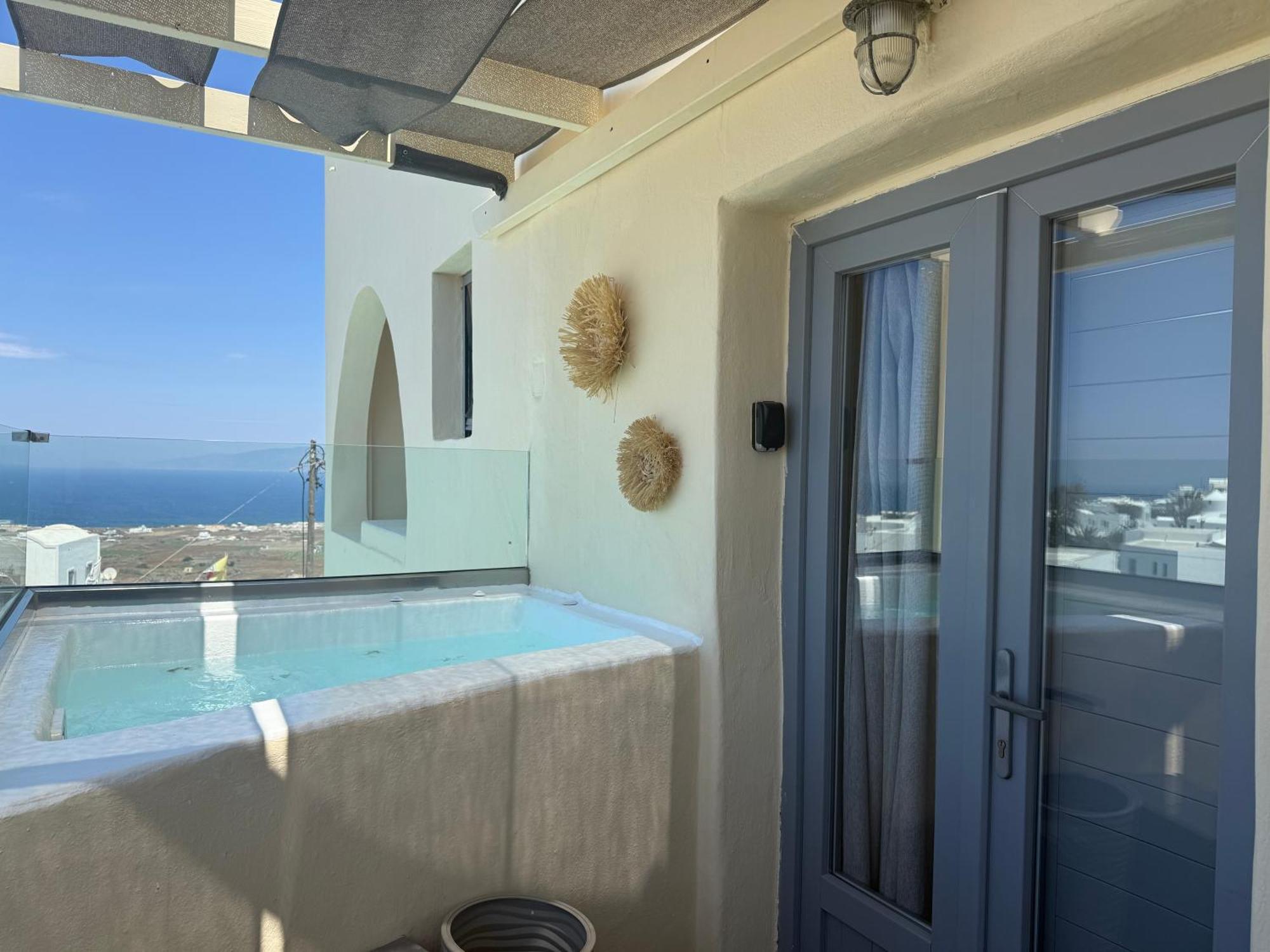 Superior Studio Hot Tub,1671867848:JPEG