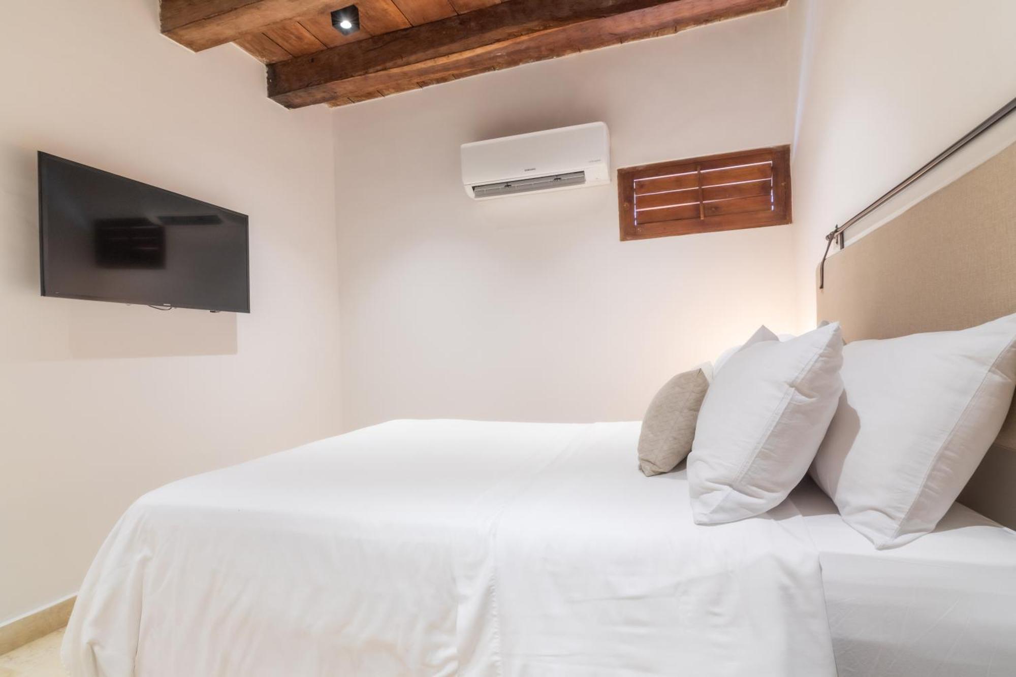 Habitación con cama extragrande.