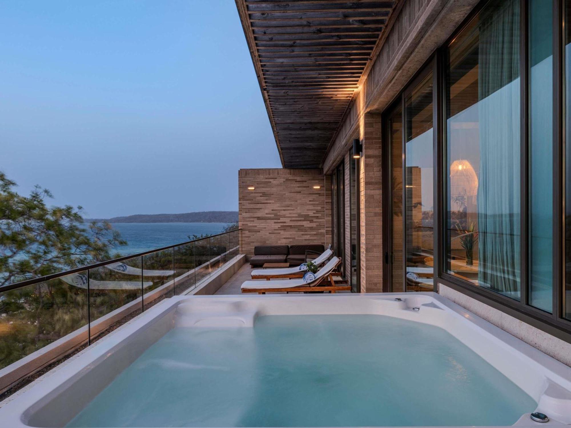 Suite Serenity con cama extragrande, bañera de hidromasaje y vistas al mar