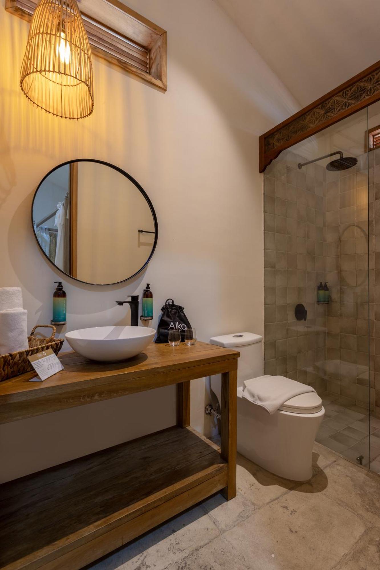 Suite con cama extragrande y vistas a la piscina