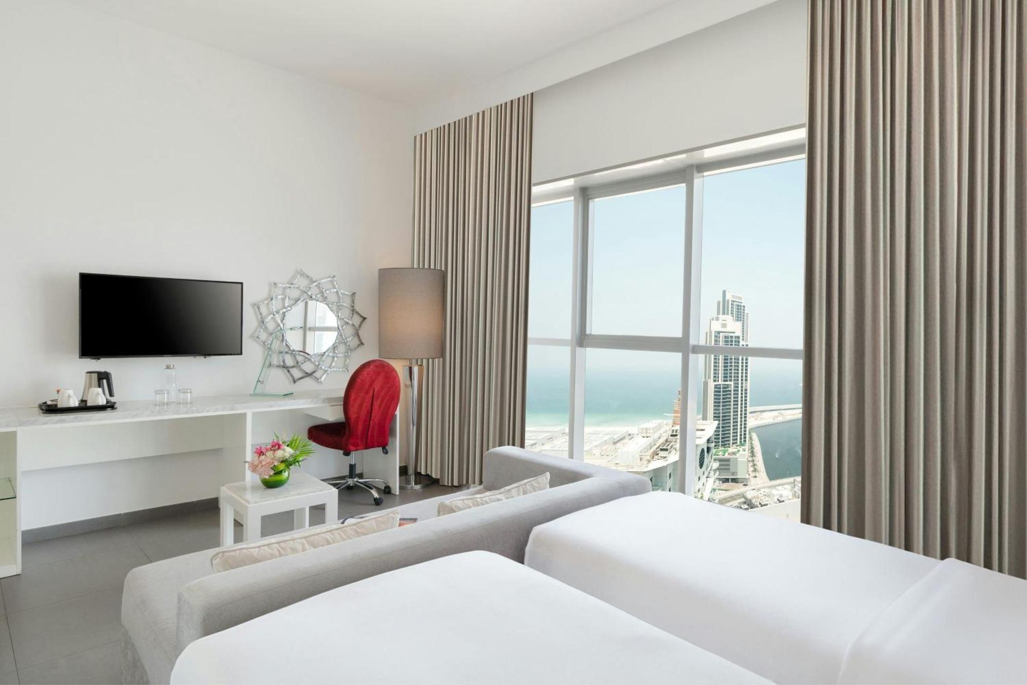 Pacchetto Staycation di 36 Ore - Camera Deluxe con Accesso Gratuito al Soluna Beach Club, Sconto 36% su Cibo e Bevande e Lavanderia, Check-In Anticipato alle 06:00 e Check-Out Posticipato alle 18:00