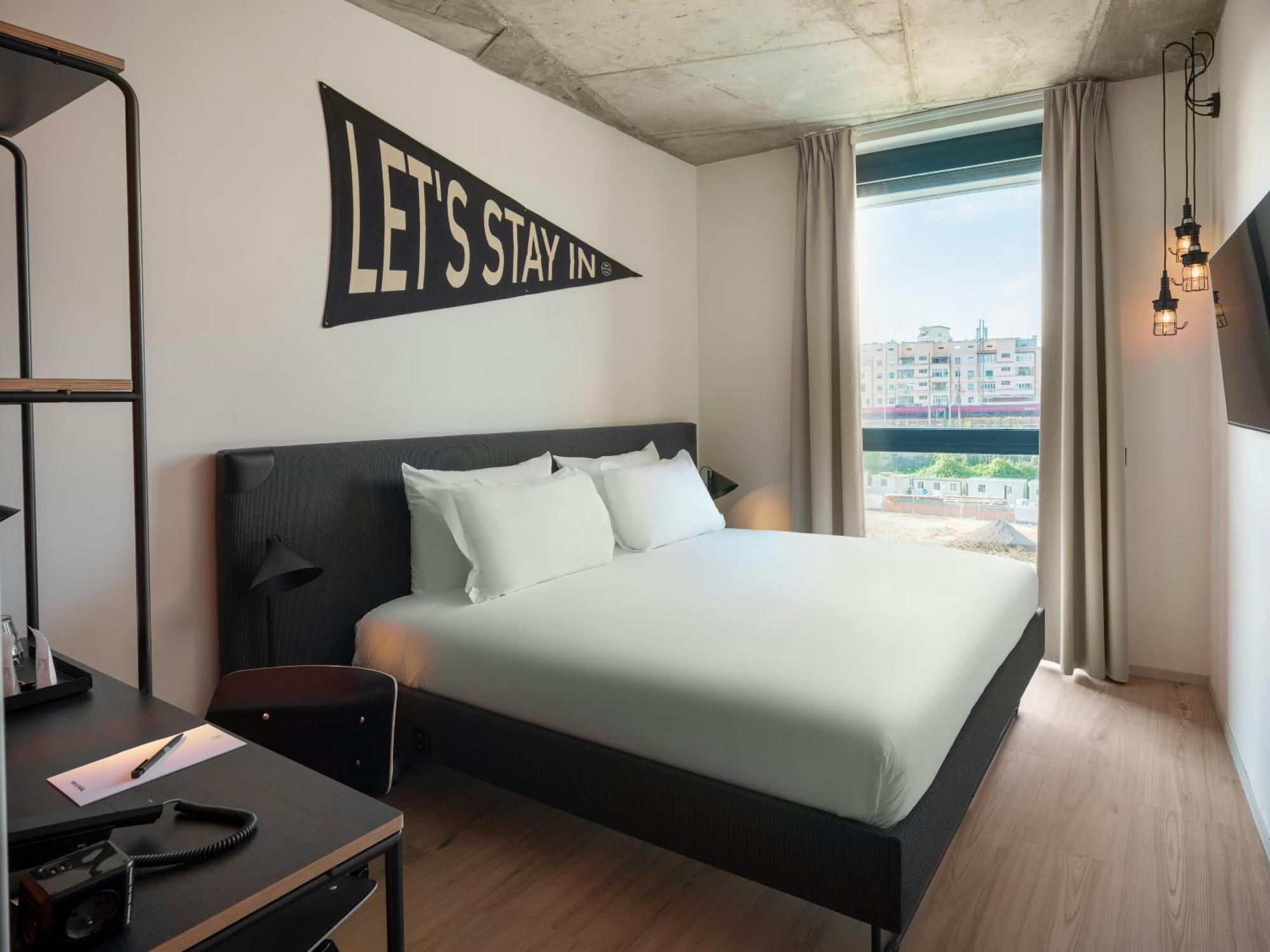 Habitación con cama extragrande y balcón