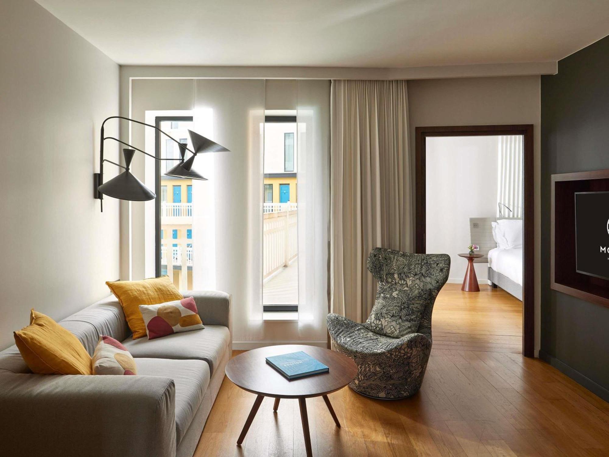 Suite King con Divano-Letto e Area Salotto - Vista Piscina