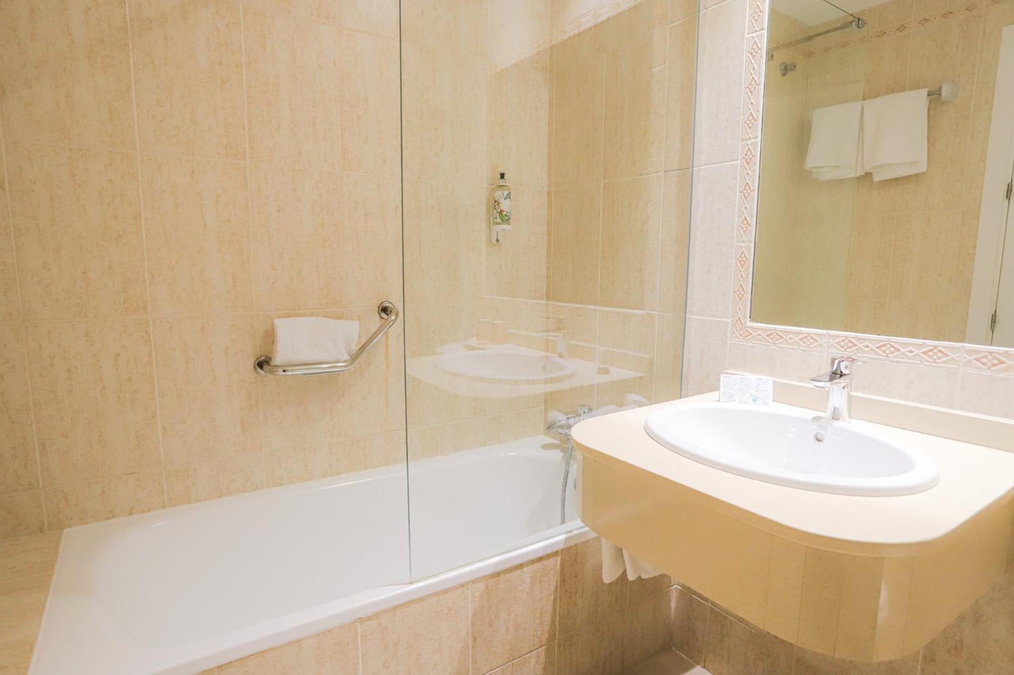 Habitación Doble con balcón y aparcamiento - 1 o 2 camas