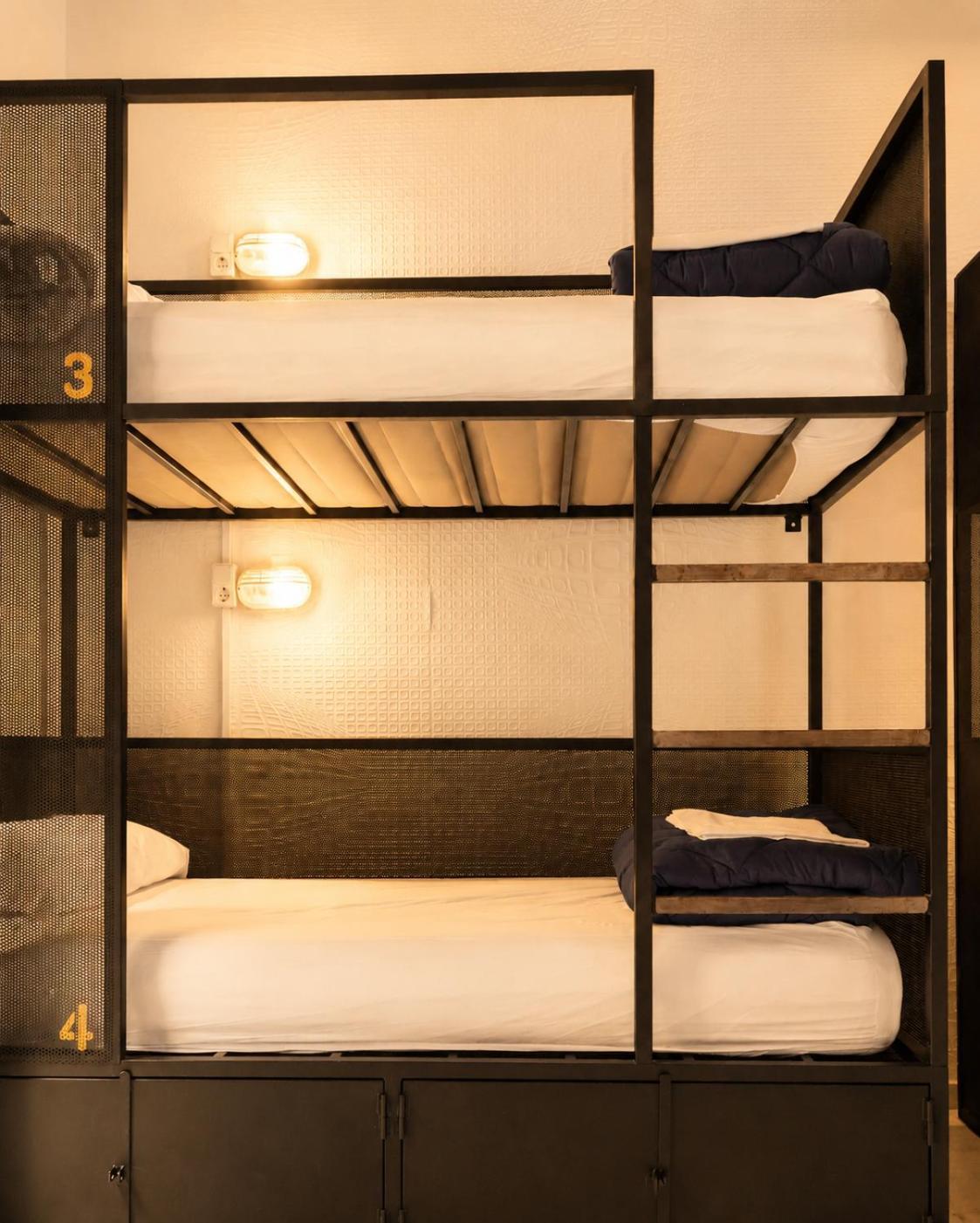 Cama en habitación femenina compartida de 4 camas