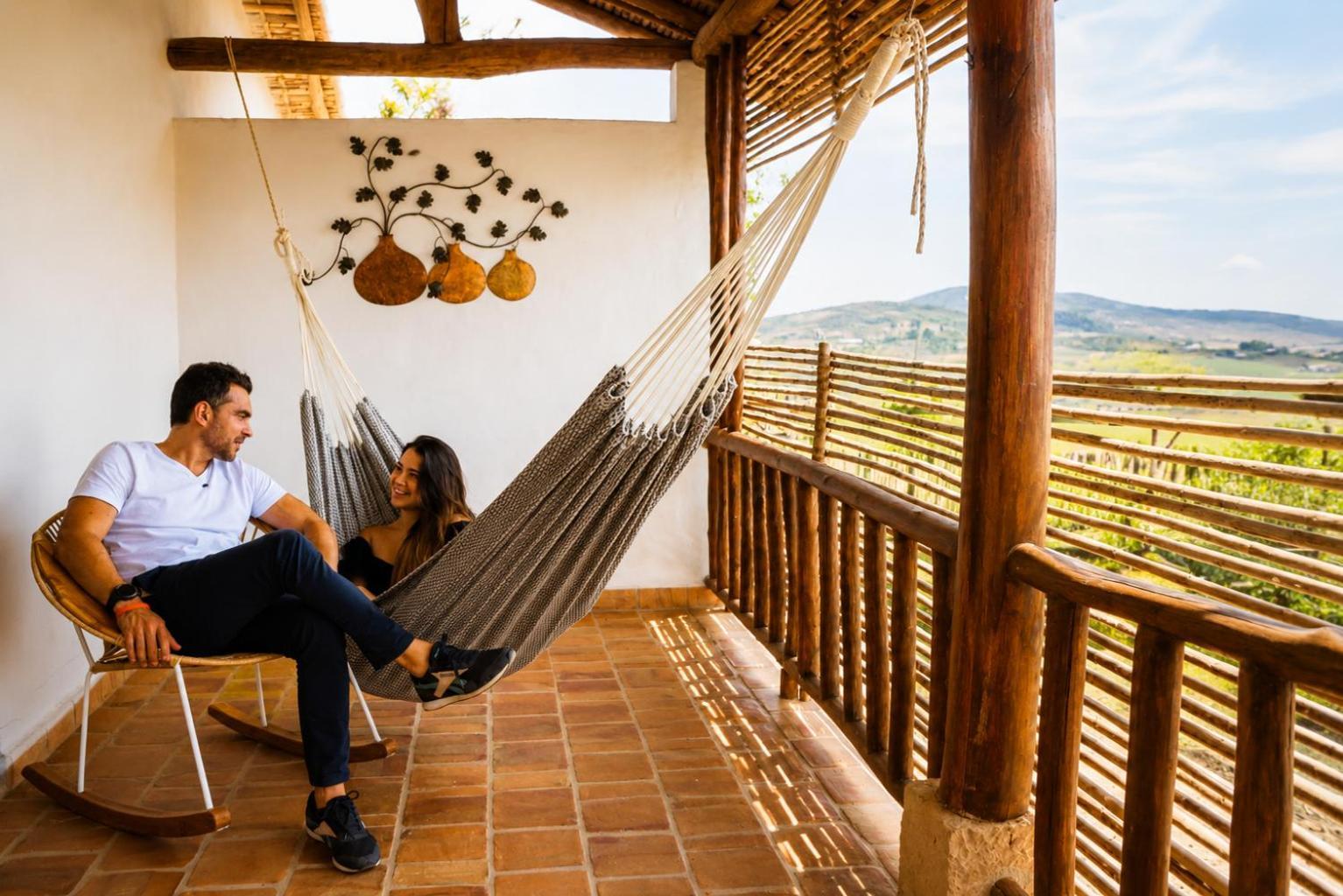 Habitación con cama grande y balcón