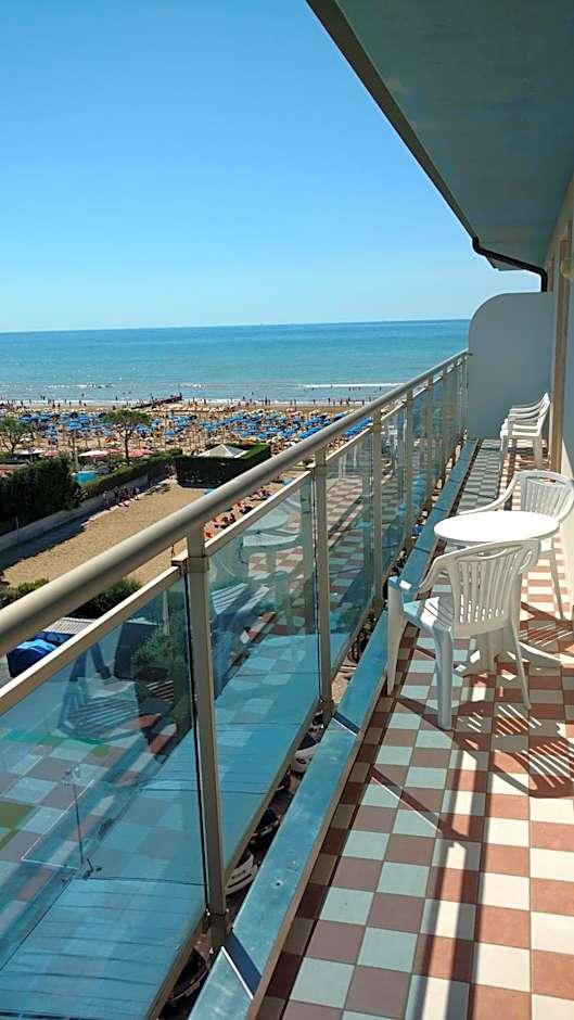 2 Camere Matrimoniali Comunicanti con Balcone e Vista Mare Parziale