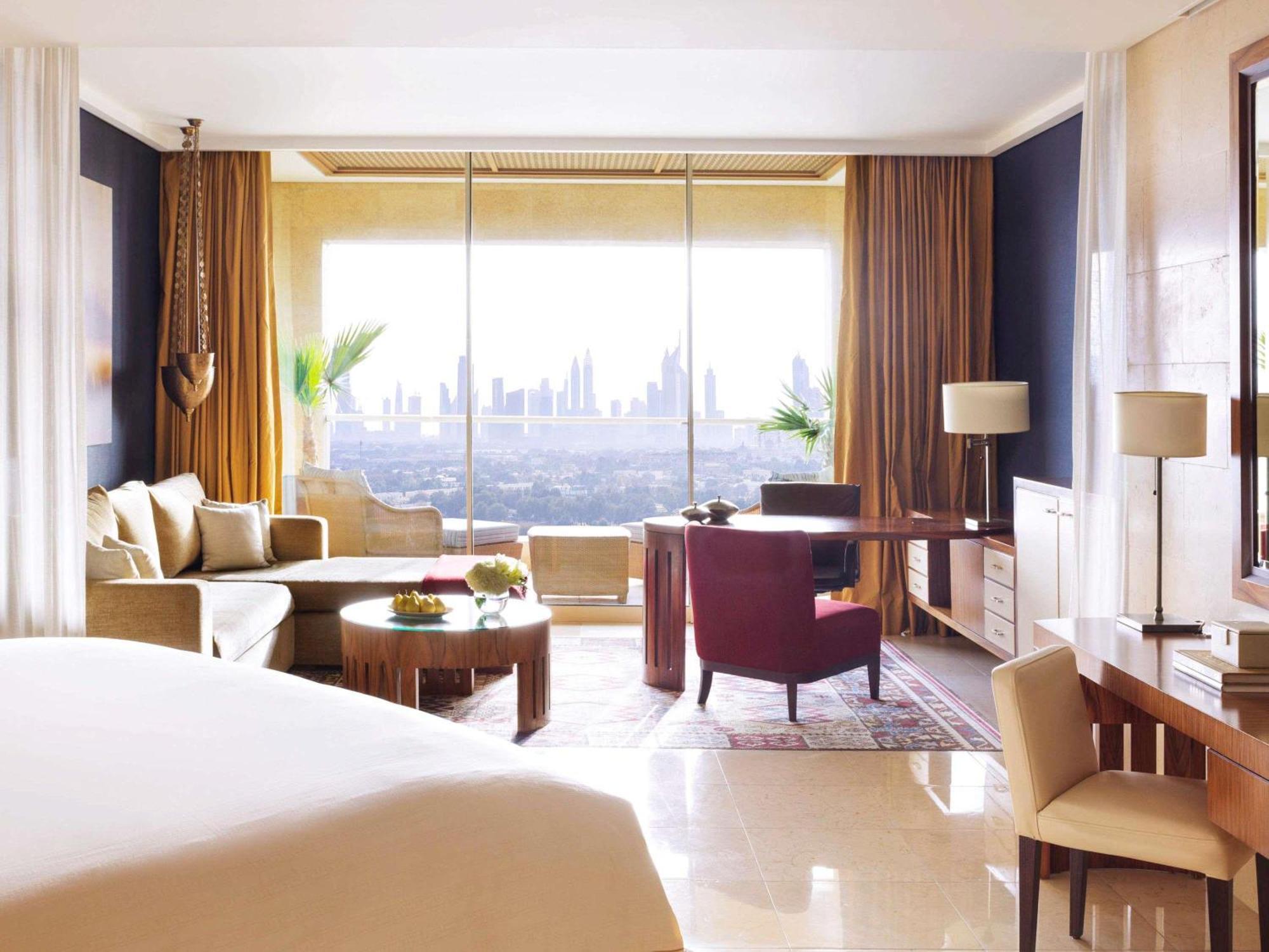Camera Raffles Club con Terrazza, Vista Skyline e Accesso Club Lounge - Include Colazione Giornaliera, Drink e Tartine Serali