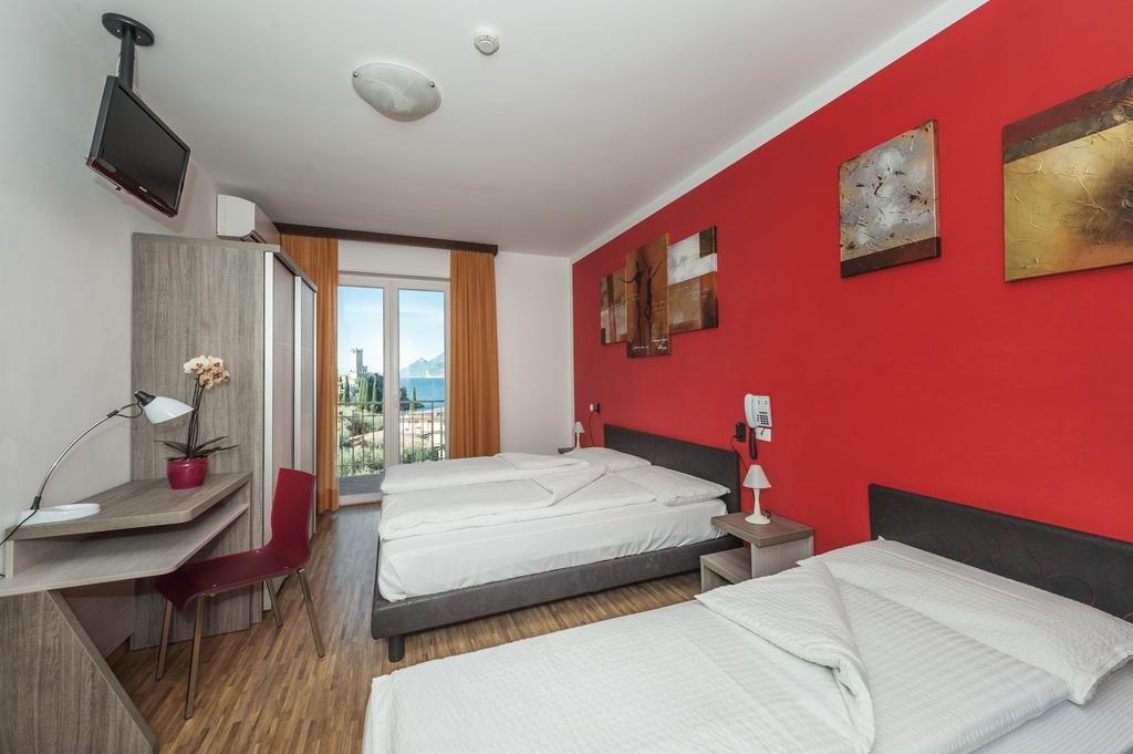 Camera Quadrupla con Vista Lago - Piano Superiore