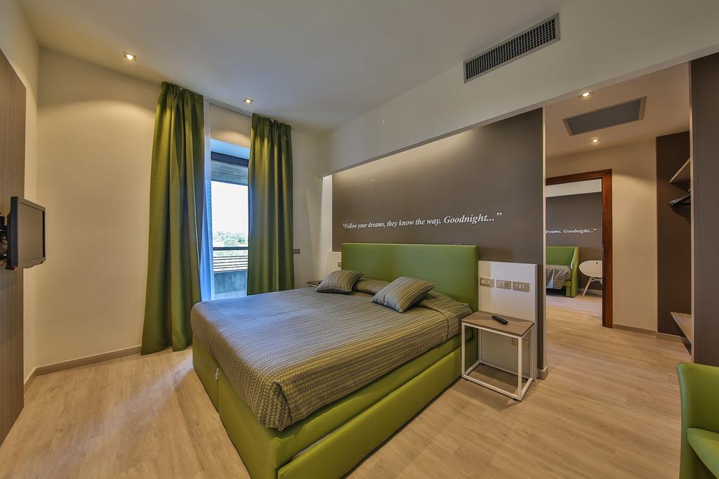 Camera Familiare con Vista Lago