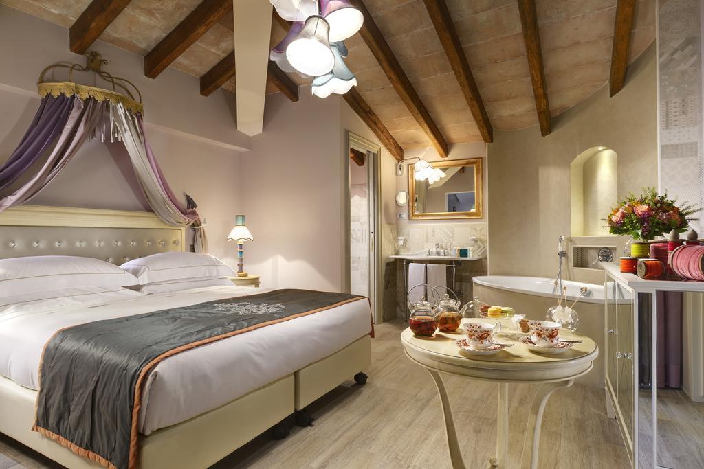 Junior Suite Spa Bath,239476693:JPEG