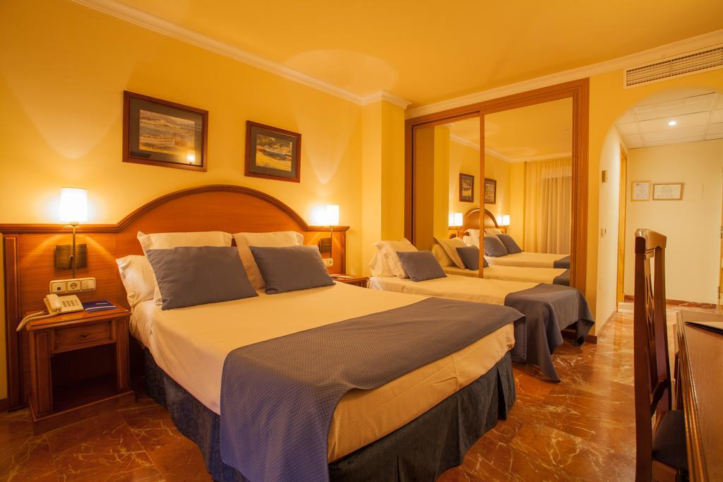 Habitación Doble con cama supletoria y vistas laterales al mar