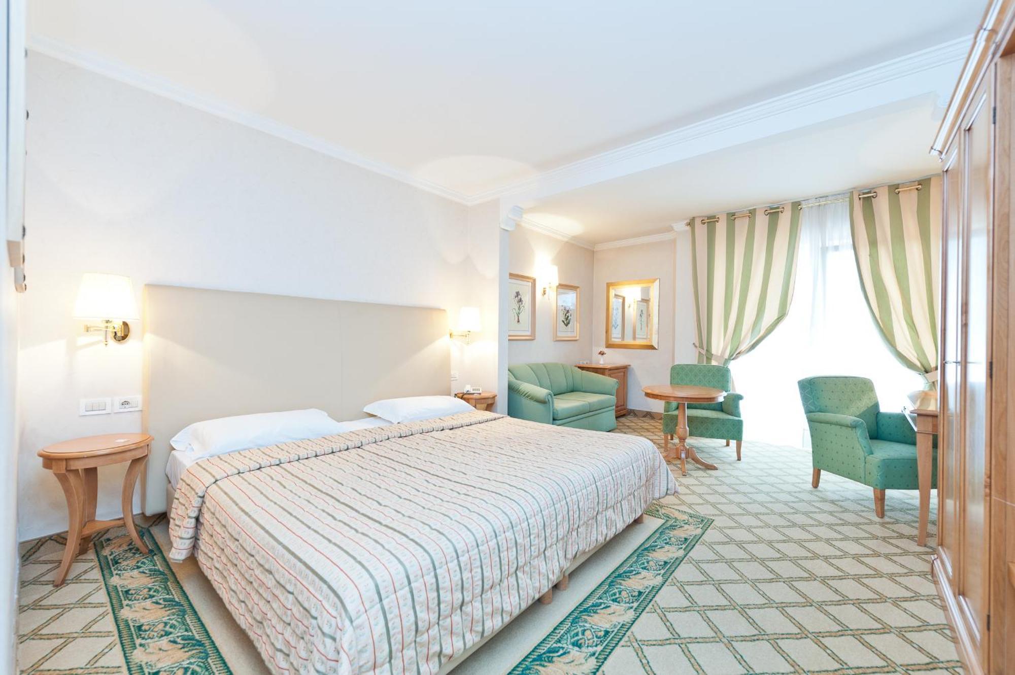 Deluxe Double Room Kingsize Bed Whirlpool,396012672:JPEG