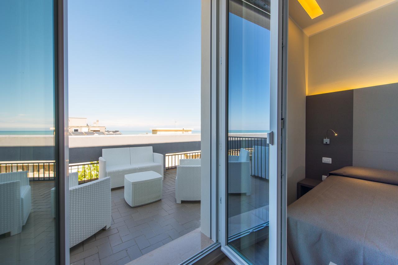 Camera Familiare con Vista Mare Parziale