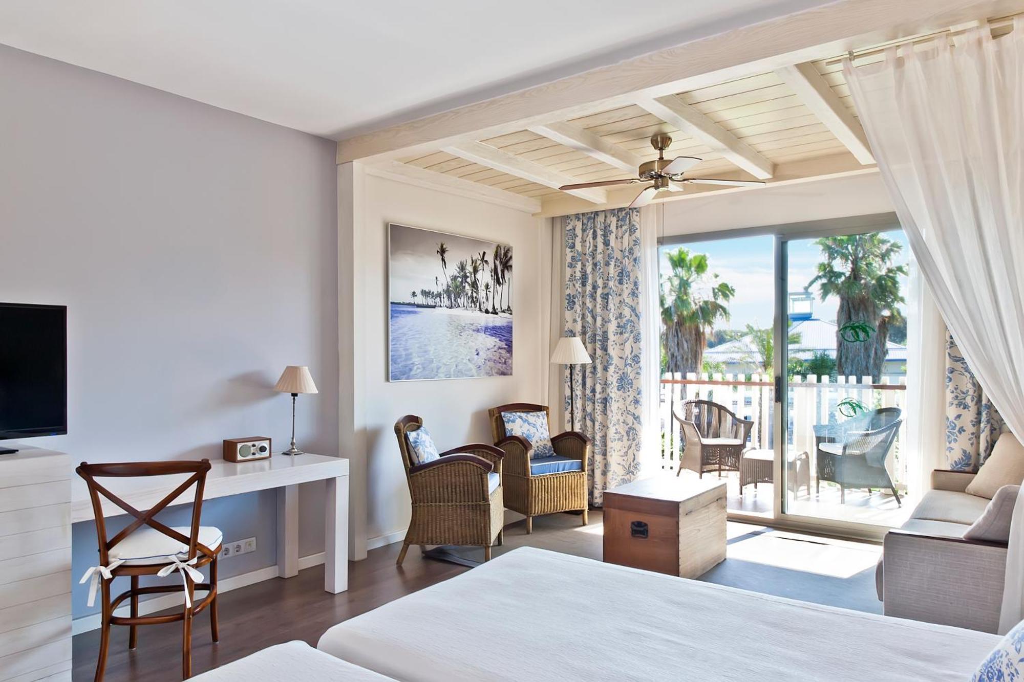 Habitación Deluxe Club San Juan + PortAventura Park + 1 acceso a Ferrari Land (2 adultos + 2 niños)
