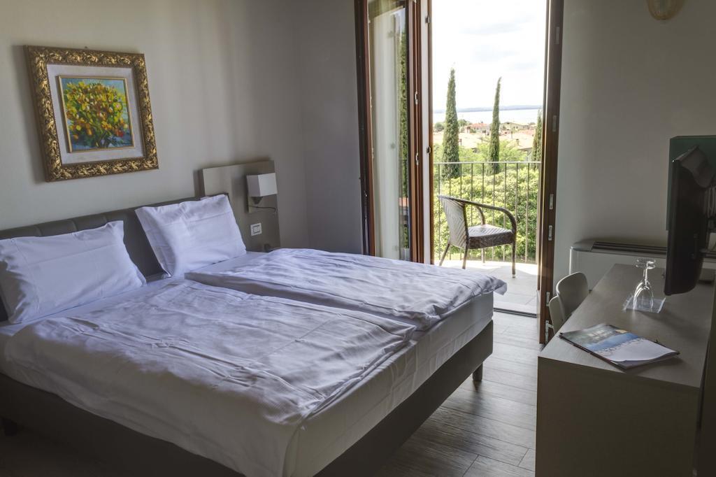 Camera Deluxe Matrimoniale/Doppia con Letti Singoli con Balcone e Vista Lago