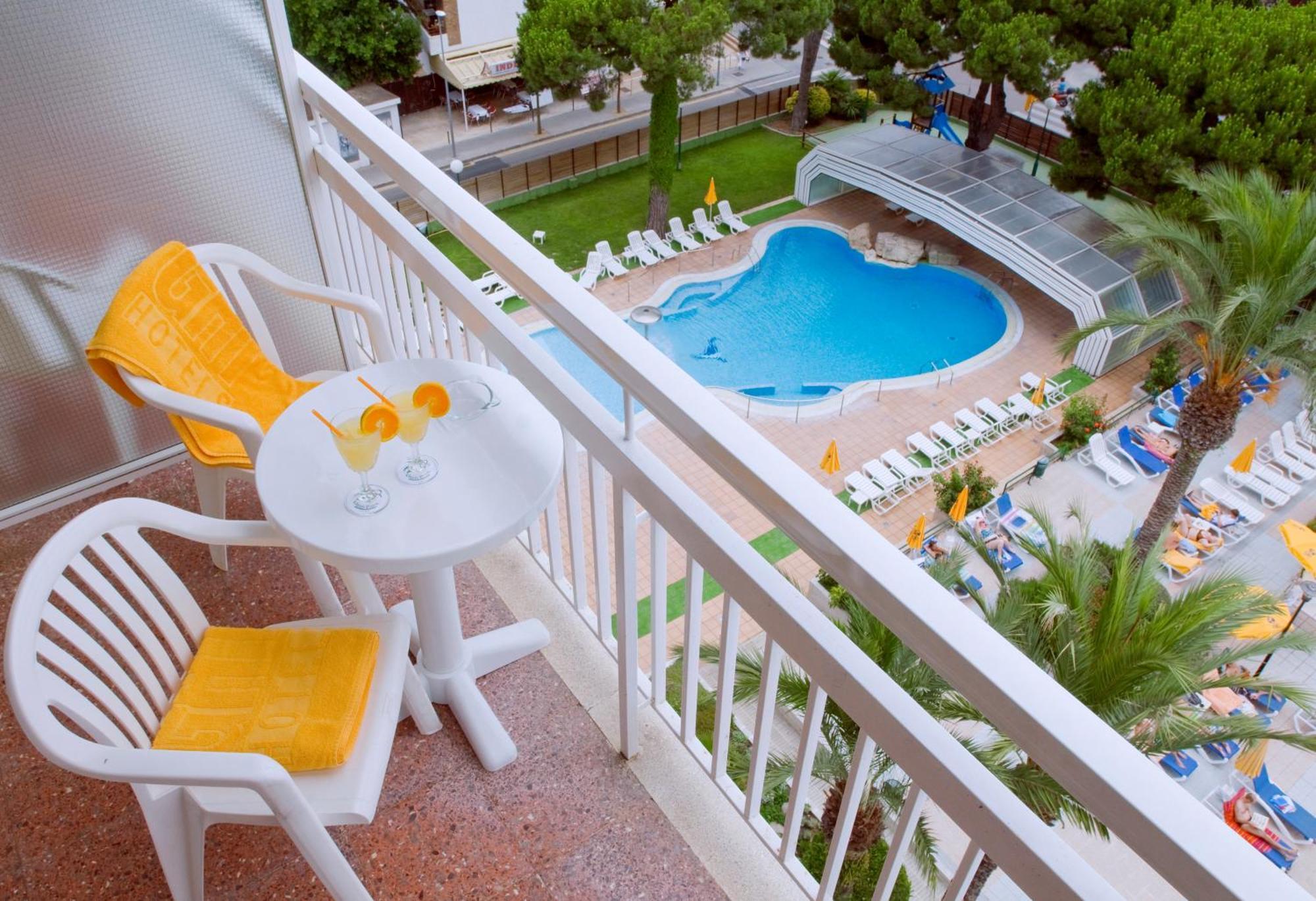 Habitación Doble (1 o 2 camas) con vistas a la piscina - 2 adultos y 1 niño