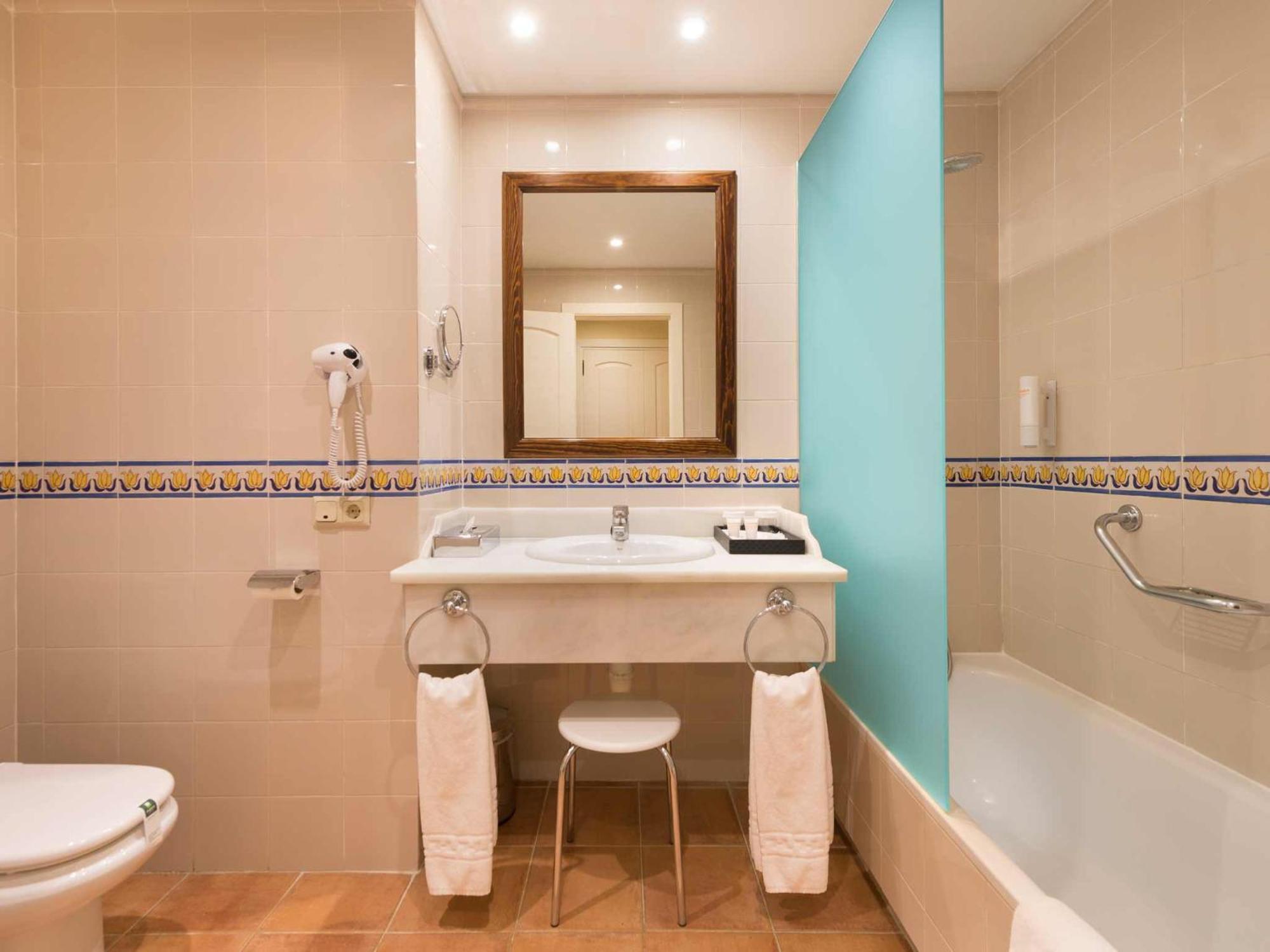 Habitación Doble con vistas laterales al mar (2 adultos + 2 niños)