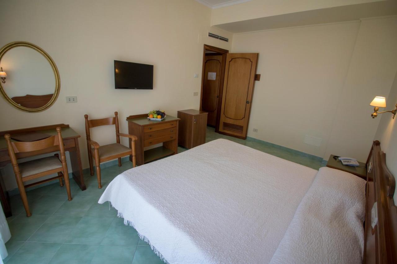 Double or Twin Room,736846543:JPEG